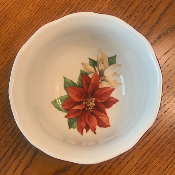 BEAUTIFUL Holiday/Christmas Bowl NWOT - Porcelain China Gorgeously Designed - Picture 10 of 15
